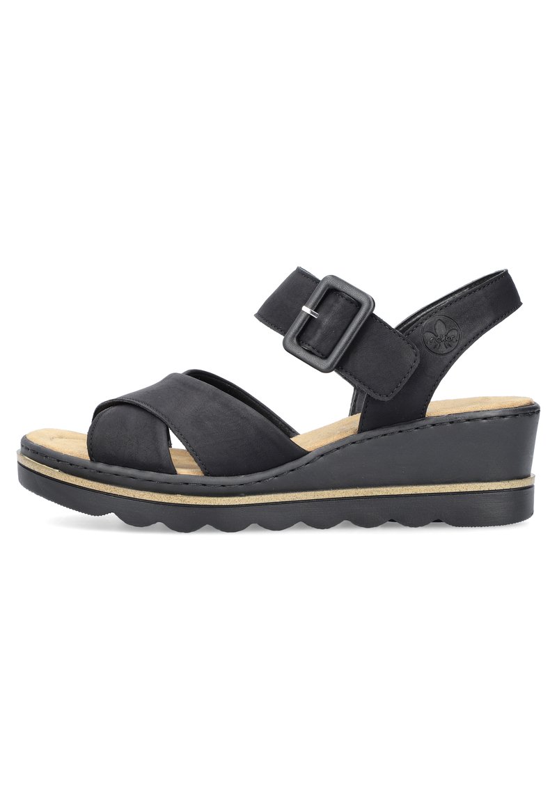 Zwarte leren wedge sandalen met een verstelbare gesp, voorzien van een gevoerd voetbed en een gegolfde rubberen loopzool.