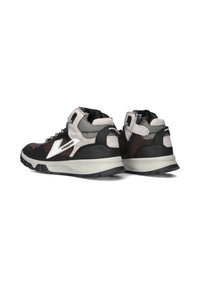Hoge sneakers met een zwart en bruin kleurenschema, gaasaccenten, vetersluiting aan de voorkant, gevoerde kraag en een getextureerde buitenzool.