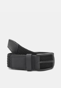 Curea neagră împletită, cu un design dintr-un material texturat. Prezintă un vârf din piele netedă și o cataramă din metal negru mat pentru fixare sigură.