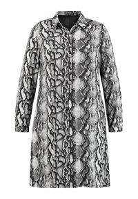 Abito camicia a maniche lunghe con motivo a stampa serpente bianco e nero, chiusura con bottoni e colletto, realizzato in tessuto morbido.