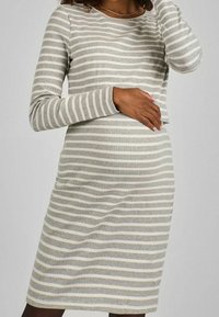 Robe de maternité en tissu doux côtelé avec des rayures horizontales grises et blanches. Dotée de manches longues et d'un col arrondi.
