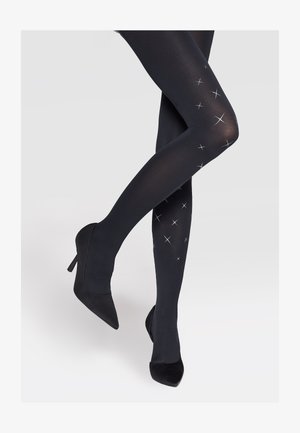 Czarne rajstopy z srebrnymi wzorami krzyża, przezroczyste wykończenie, w połączeniu z czarnymi zamszowymi szpilkami. Gładka tekstura i dopasowany kształt.