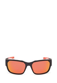 Czarne okulary przeciwsłoneczne z czerwonymi lustrzanymi soczewkami. Prostokątny kształt oprawki, gładka tekstura i czerwone akcenty na zausznikach.