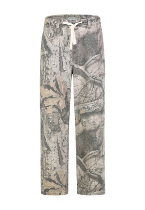 Tarnhose mit grau-beigen Blatt- und Rindenmustern, mit Gürtelschlaufen und einem weißen Kordelzug in der Taille.