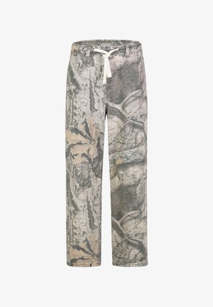 Tarnhose mit grau-beigen Blatt- und Rindenmustern, mit Gürtelschlaufen und einem weißen Kordelzug in der Taille.