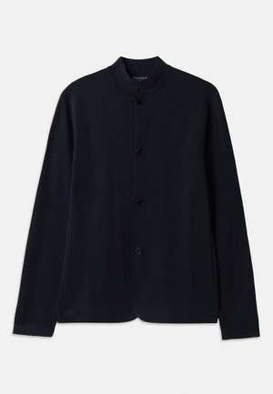 Cardigan bleu marine avec un col montant, fermeture à boutons sur le devant et manches longues. Fabriqué dans un matériau doux, présentant une texture lisse.