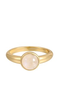 Arany gyűrű sima szalaggal és egy kerek, fényes, világos színű drágakővel, mely keretbe van foglalva.