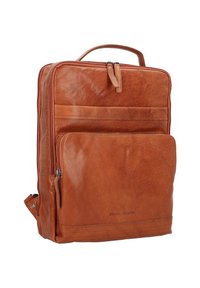 Zaino in pelle marrone con una finitura texture, dotato di una tasca frontale con cerniera, maniglia superiore e un design elegante.