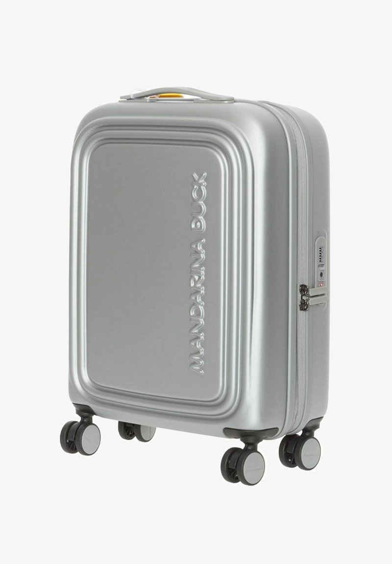 Valigia rigida argentata con un design elegante, dotata di una superficie texturizzata, quattro ruote nere e una zip laterale per garantire la sicurezza.