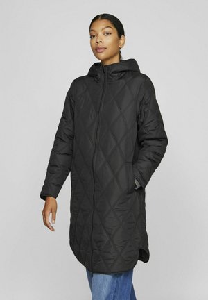 Long manteau noir matelassé avec capuche, présentant un motif en losanges, fermeture zippée et poches latérales, fabriqué en matériau synthétique léger.
