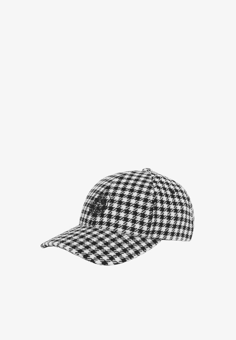 Gorra de tartán en blanco y negro con forma estructurada, visera plana y logo bordado en la parte frontal. La tela parece texturizada.
