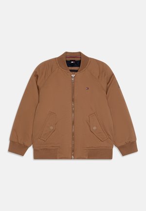 Giacca bomber marrone in tessuto liscio, con zip frontale, colletto e polsini a costine, e due tasche con bottone a scatto.