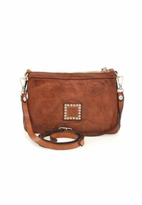 Borsa a tracolla in pelle marrone con chiusura a zip, dettaglio decorativo a borchie quadrate, tracolla regolabile e texture liscia.