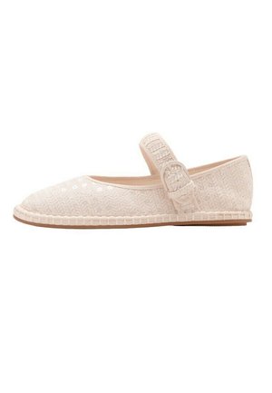Zapato plano Mary Jane de tela beige tejida con correa ajustable y hebilla, suela plana y detalles sutiles de lentejuelas en la zona de la punta.