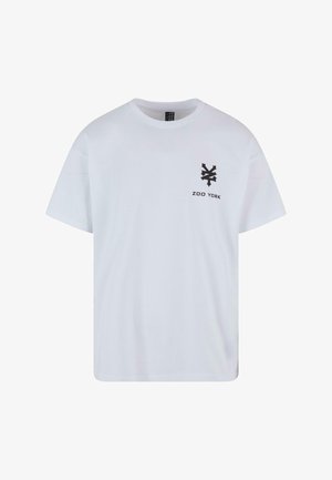 Biała bawełniana koszulka z krótkim rękawem, okrągłym dekoltem, czarnym graficznym logo i napisem "ZOO YORK" na lewej piersi. Gładka tekstura, luźny krój.
