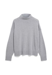 Pull turtleneck tricoté gris clair avec des manches longues et un col, des poignets et un ourlet côtelés, posé à plat sur un fond blanc.