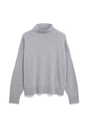 Pull turtleneck tricoté gris clair avec des manches longues et un col, des poignets et un ourlet côtelés, posé à plat sur un fond blanc.