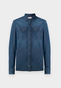 Camisa de mezclilla, de un azul oscuro, con mangas largas y cuello abotonado. Presenta dos bolsillos en el pecho con solapas y bordado del logo.