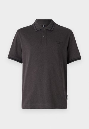 Mörkgrå kortärmad polo skjorta med krage, som har en tvåknapps placket och kontrasterande randiga detaljer på kragen och ärmarna.
