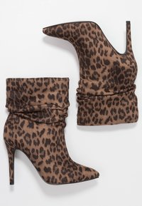 New Look Wide Fit Botines de tacón - stone