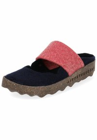 Filcové kluzáky s tmavě modrým a červeným svrškem, korekouvá podrážka s vlnitým okrajem a širokým designem křížového popruhu.