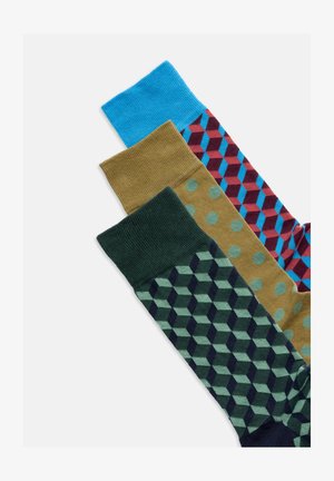 Tres pares de calcetines estampados: azul sólido, verde oliva con formas de hexágonos en navy, y marrón con puntos turquesa y un diseño geométrico rojo.