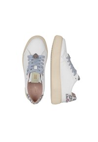 Sneakers bianchi in pelle con lacci blu chiaro, suola in gomma beige e un accento con stampa leopardata sul tallone. Logo a forma di cuore sulla linguetta.
