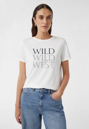 T-shirt en coton blanc avec le texte imprimé "WILD WILD WEST" dans différentes polices et couleurs. Design simple avec un col rond classique.