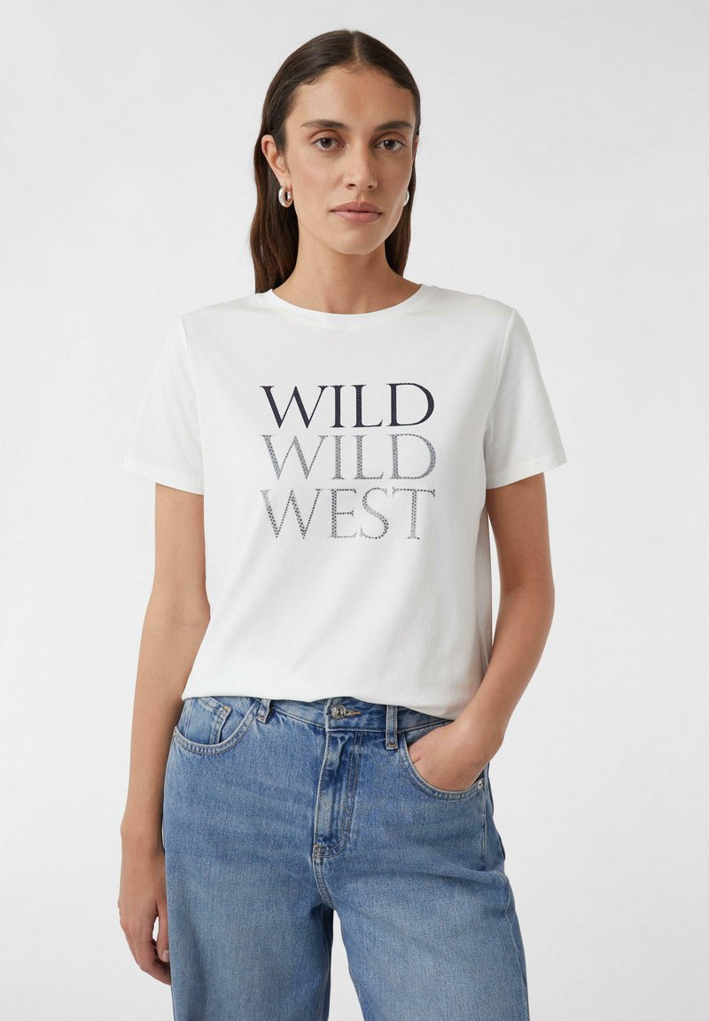 Weißes Baumwoll-T-Shirt mit dem aufgedruckten Text "WILD WILD WEST" in verschiedenen Schriftarten und Farben. Einfaches Design mit klassischem Rundhalsausschnitt.