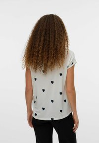 Vero Moda VMAVA - Μπλουζάκι με στάμπα - snow white