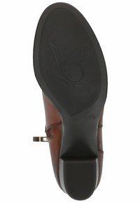 Bota de cuero marrón con puntera cuadrada, textura lisa, suela plana de goma y hebilla metálica decorativa en el lado.