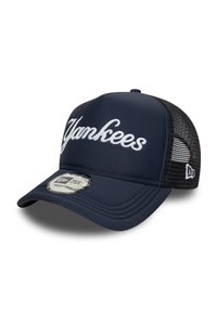 Gorra azul marino con bordado en blanco de "Yankees", frontón estructurado, parte trasera de malla negra y visera curva. Correa ajustable en la parte trasera.
