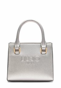 Borsa a tracolla metallica argento con finitura testurizzata, logo in rilievo, hardware color oro e manici corti. Design compatto e rettangolare.