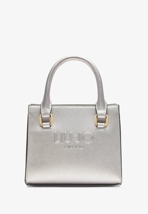 Borsa a tracolla metallica argento con finitura testurizzata, logo in rilievo, hardware color oro e manici corti. Design compatto e rettangolare.