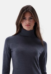 Dunkelgrauer Rollkragenpullover aus weichem, feinem Strickstoff. Hat lange Ärmel und eine schmale Silhouette mit minimalen Details.