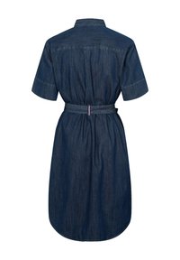 Robe en denim bleu foncé à manches courtes avec col, taille ceinturée ornée d'un petit détail rayé rouge, blanc et bleu à l'arrière.