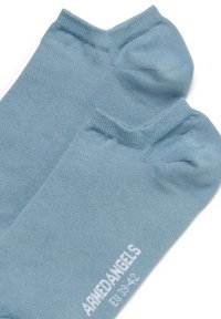 Blaue Knöchelsocken aus weichem Stoff, mit einem gerippten Bündchen und weißem Logotext "ARNEDANGELS EU 39-42" an der Seite.