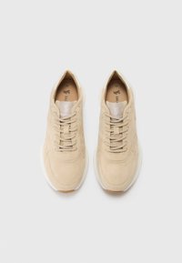 Beige Wildlederschuhe mit einer glatten Oberfläche, runder Zehenpartie und einer weißen Gummisohle. Verfügt über passende Schnürsenkel und dezente Markenkennzeichnung auf der Zunge.