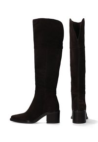 Schwarze Wildleder-Stiefel bis über das Knie mit einem Blockabsatz. Sie verfügen über eine leichte Krümmung an der Oberseite und einen Reißverschluss an der Innenseite.