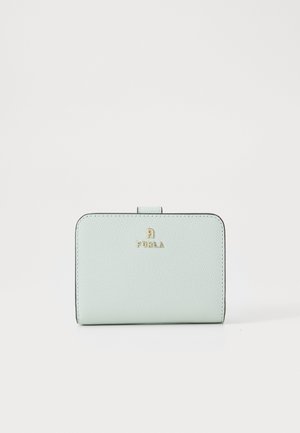 Muntgroene leren portemonnee met een textuurafwerking, gouden "FURLA" logo, zwarte rand en een sluiting met klapsluiting. Compact rechthoekig ontwerp.