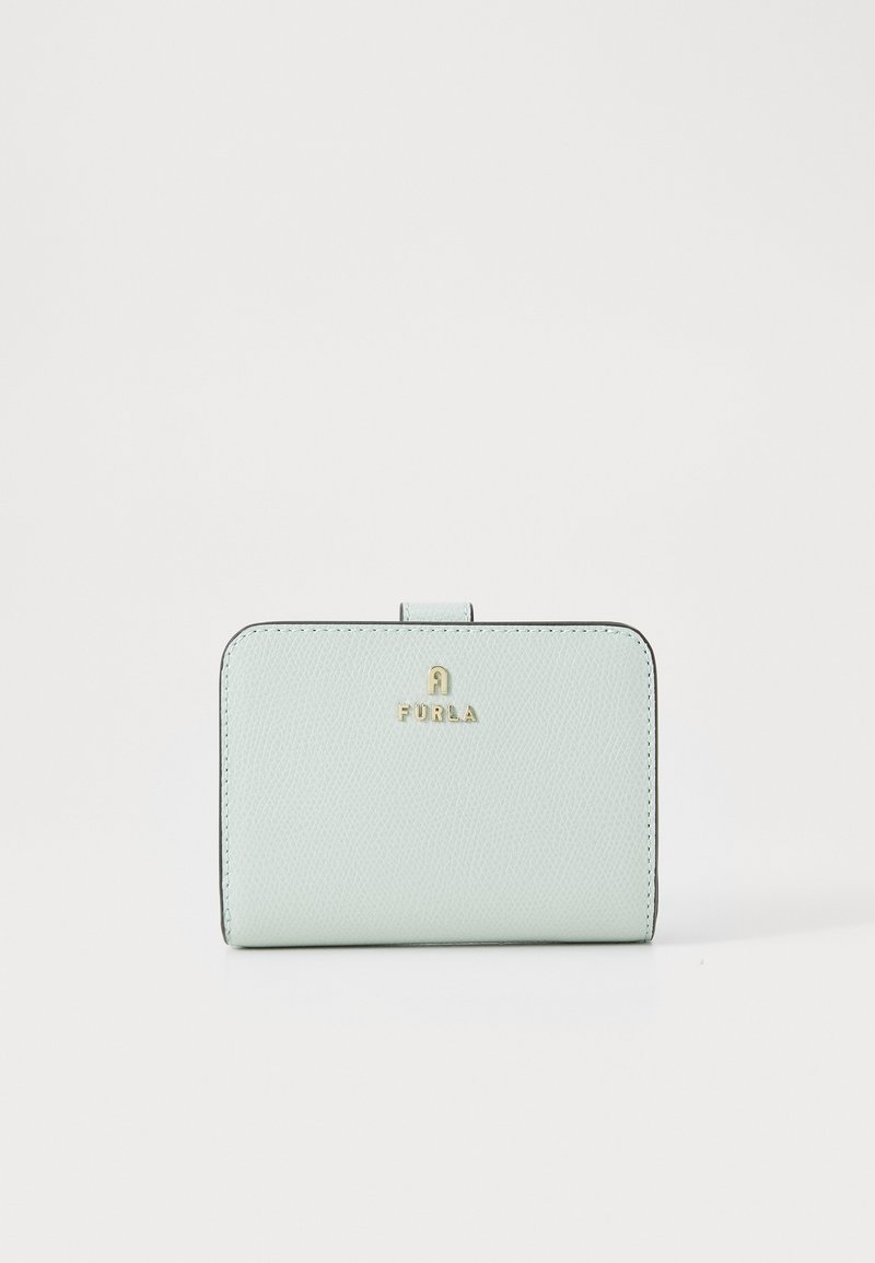 Muntgroene leren portemonnee met een textuurafwerking, gouden "FURLA" logo, zwarte rand en een sluiting met klapsluiting. Compact rechthoekig ontwerp.