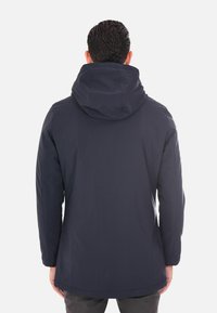 Giacca impermeabile blu navy con cappuccio, caratterizzata da una texture liscia, maniche lunghe e un taglio dritto, vista da dietro.