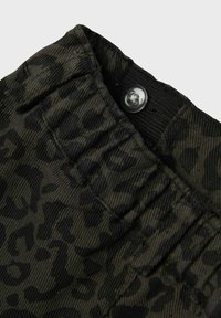 Dunkelgrüne Stoffshorts mit einem schwarzen Leopardenmuster, ausgestattet mit einem elastischen Taillenbund und einem Knopfverschluss an der Taille.