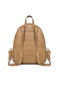 Sac à dos en cuir tan avec motif géométrique embossé, double poignée supérieure, bretelles réglables et texture lisse.