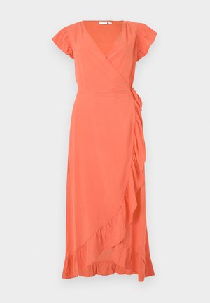 Koraalrode wikkeljurk met korte, wiebelige mouwen, V-hals, zijstrik en een zoom met ruches, tot halverwege de kuit vallend.