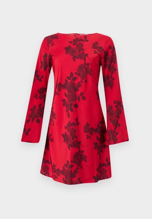 Rotes Kleid mit langen Ärmeln und schwarzem Blumenmuster. Es hat einen runden Ausschnitt und einen taillierten Oberteil, der am Saum ausgestellt ist.