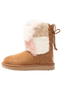 Beżowe zamszowe botki za kostkę z górą o wielowarstwowej teksturze i w kolorowej blokadzie, zawierającej kremowy, beżowy i delikatny różowy futerko. Zawiązywane z tyłu na kokardę.