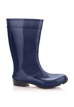 Wysoki granatowy gumowy kalosz z fakturowaną czarną podeszwą, zaprojektowany na zewnątrz w mokrych warunkach.