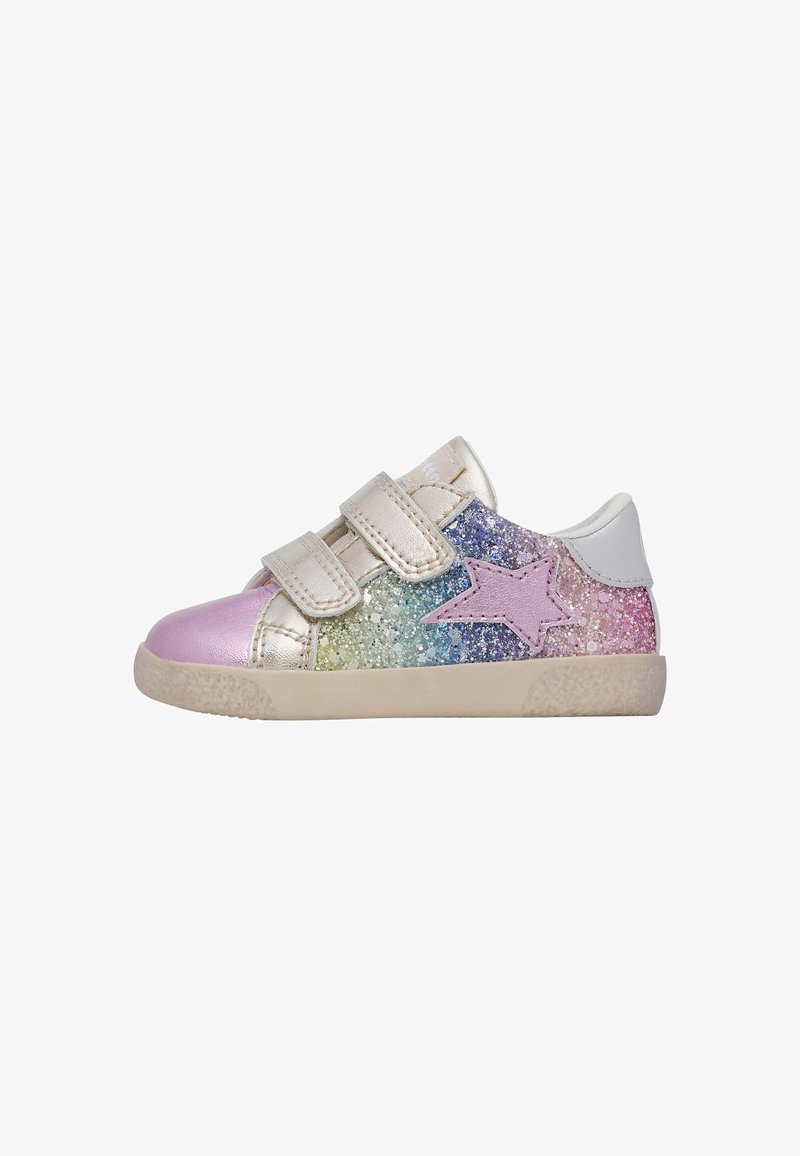 Baskets étincelantes pour enfants avec des bandes Velcro, dotées d'un bout lisse en argent, d'un dégradé arc-en-ciel scintillant et d'une étoile rose en accent.