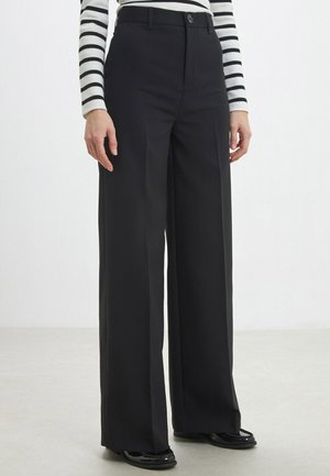 Pantaloni neri a gamba ampia con una vestibilità sartoriale, caratterizzati da un'alta vita, chiusura frontale con bottone e una texture di tessuto liscia.